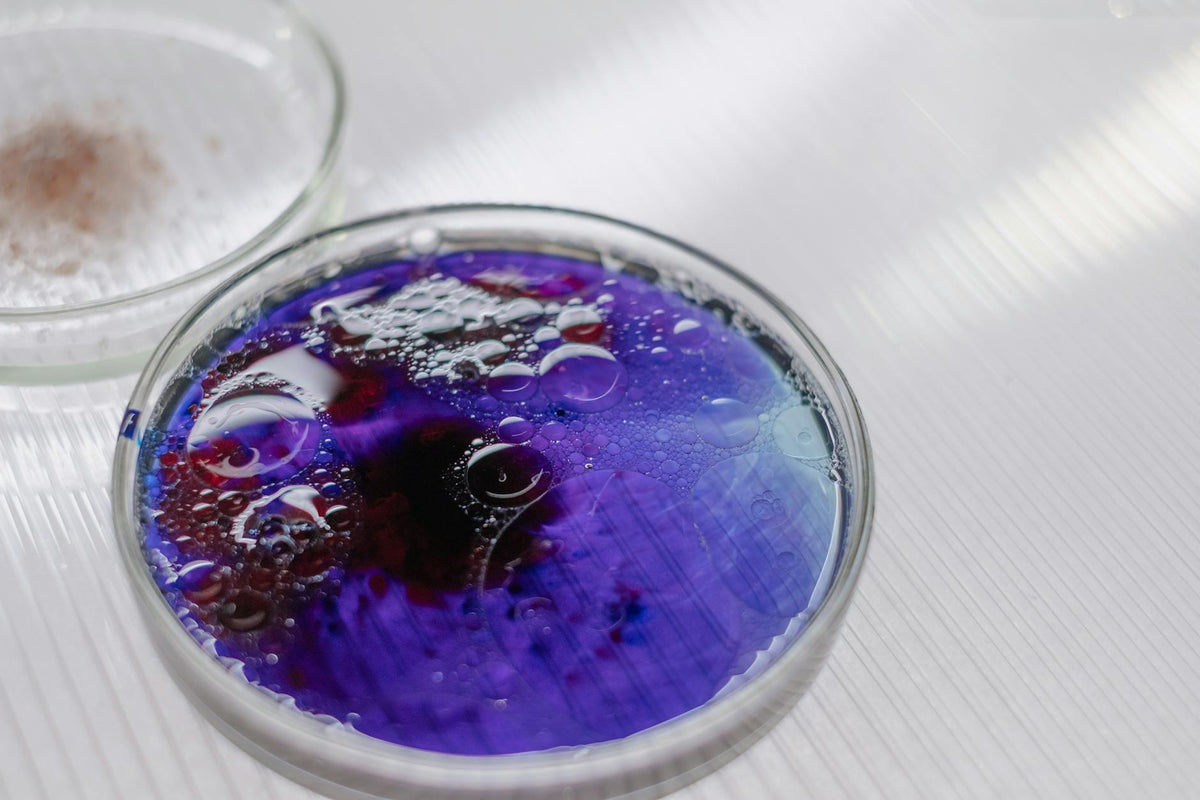 Laboratoriemiljö som symboliserar forskning om vävnadsläkning och regenerativ medicin