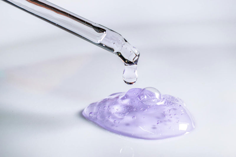 Gyllene serum som symboliserar kopparpeptiden GHK-Cu och dess användning inom hudvård