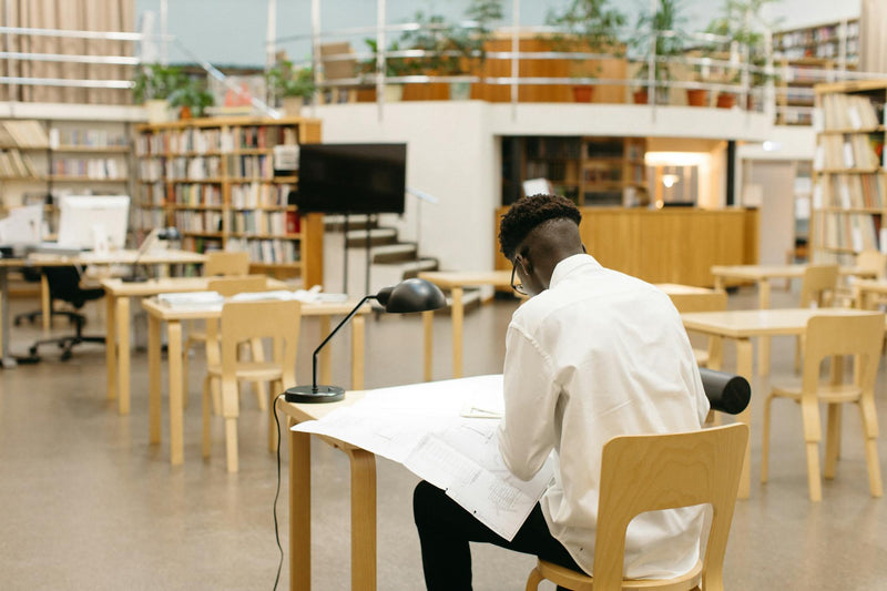 Student som pluggar med fokushöjande kosttillskott