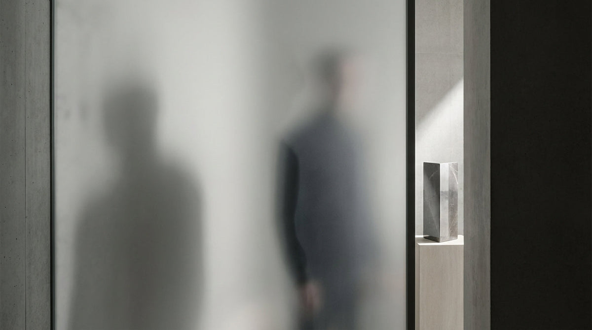 Minimalistisk konceptbild som symboliserar skillnaden mellan dolda proprietary blends och full transparens i kosttillskott, med fokus på kontroll, tydlighet och disciplin