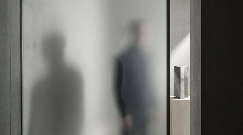 Minimalistisk konceptbild som symboliserar skillnaden mellan dolda proprietary blends och full transparens i kosttillskott, med fokus på kontroll, tydlighet och disciplin